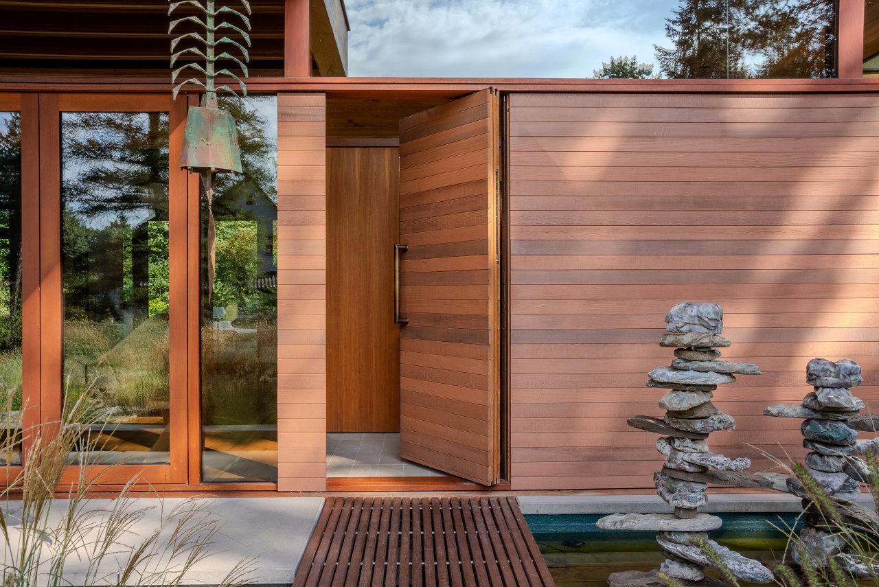 Wooden pivot door in a private home in Berlin with FritsJurgens System M+ pivot hinge system inside