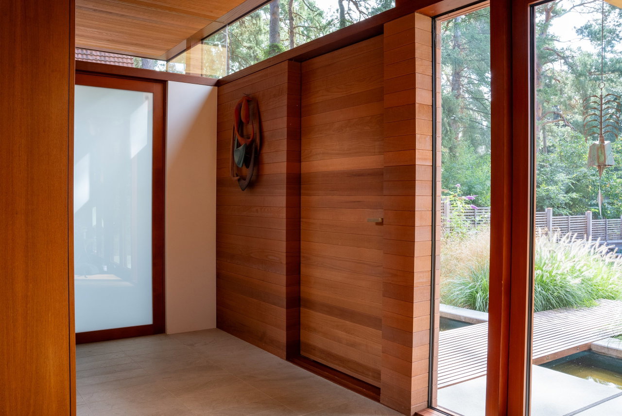 Wooden pivot door in a private home in Berlin with FritsJurgens System M+ pivot hinge system inside