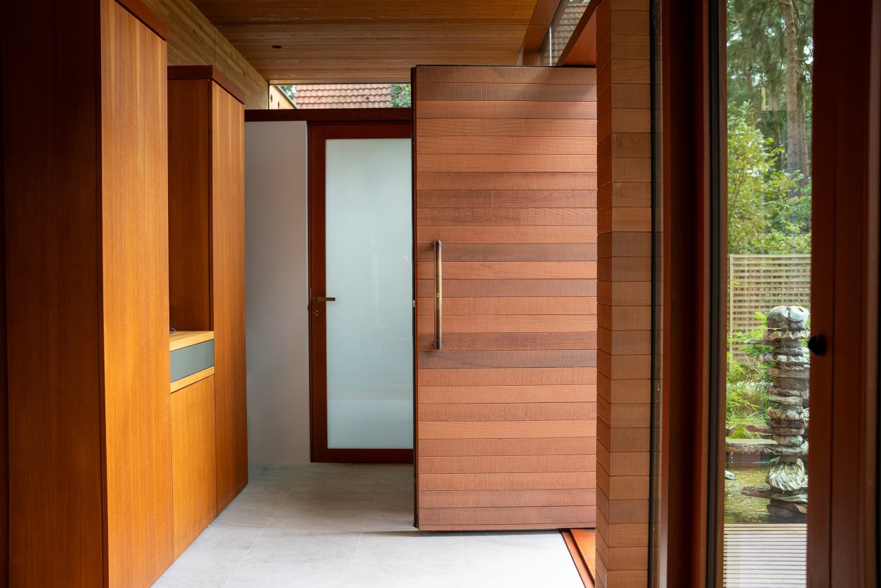 Wooden pivot door in a private home in Berlin with FritsJurgens System M+ pivot hinge system inside