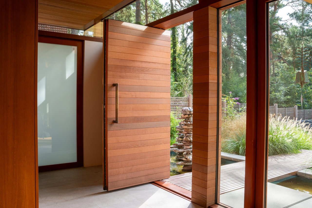 Wooden pivot door in a private home in Berlin with FritsJurgens System M+ pivot hinge system inside