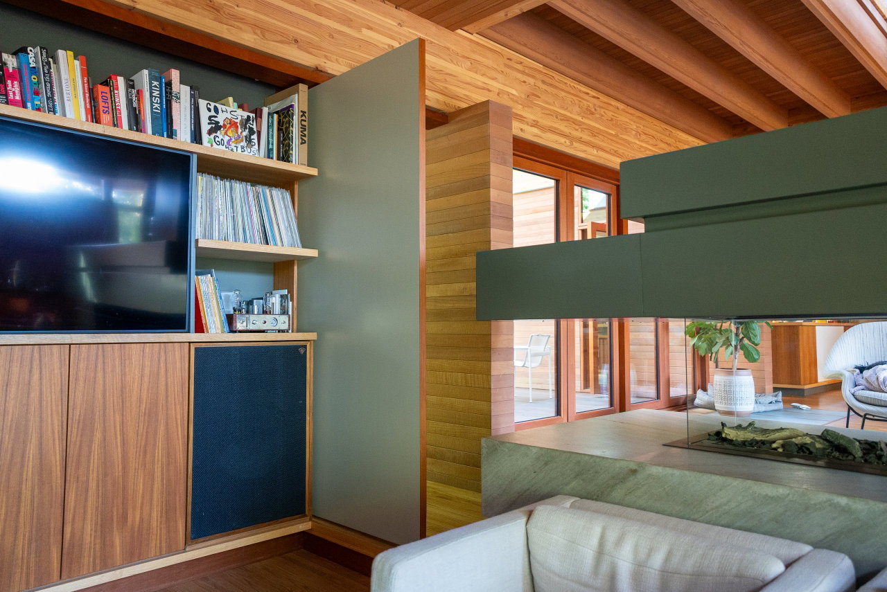 Wooden pivot door in a private home in Berlin with FritsJurgens System M+ pivot hinge system inside