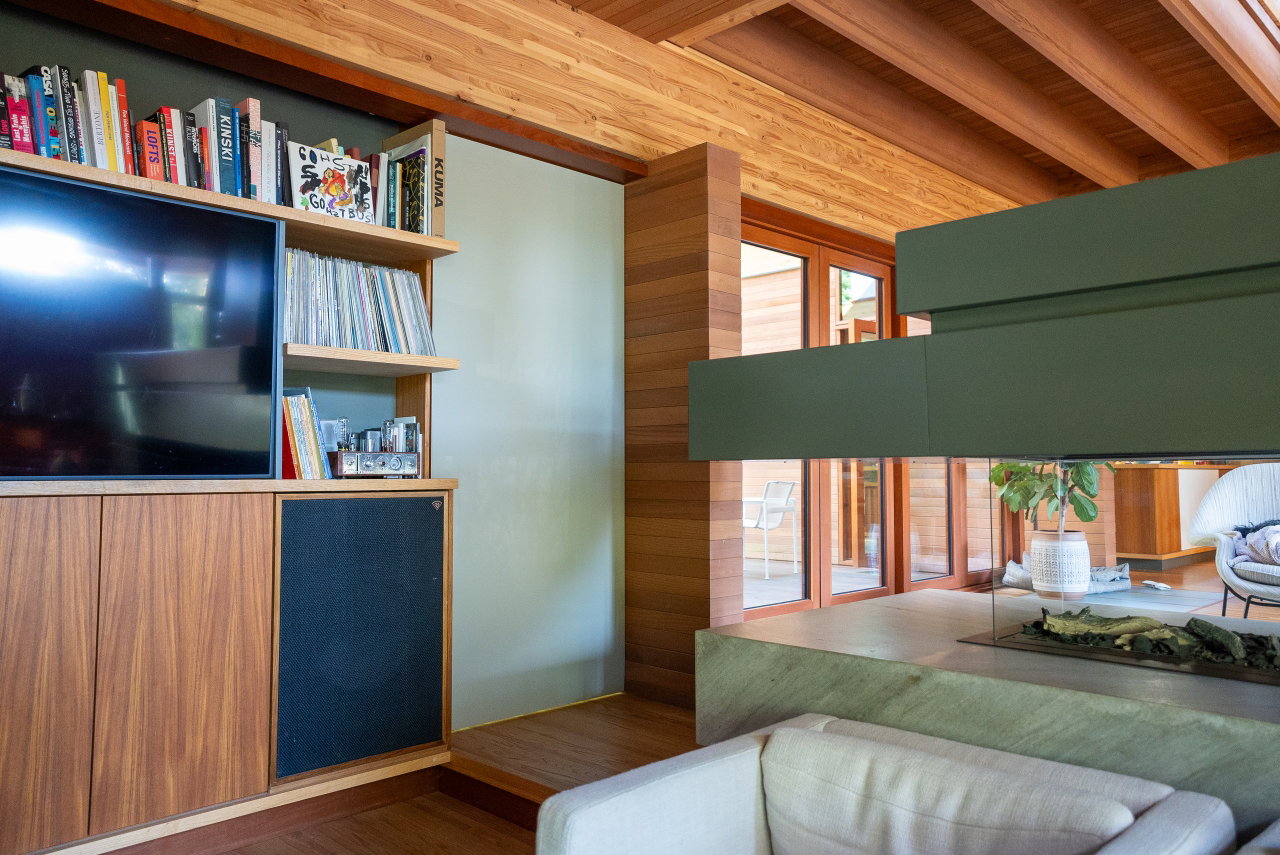 Wooden pivot door in a private home in Berlin with FritsJurgens System M+ pivot hinge system inside