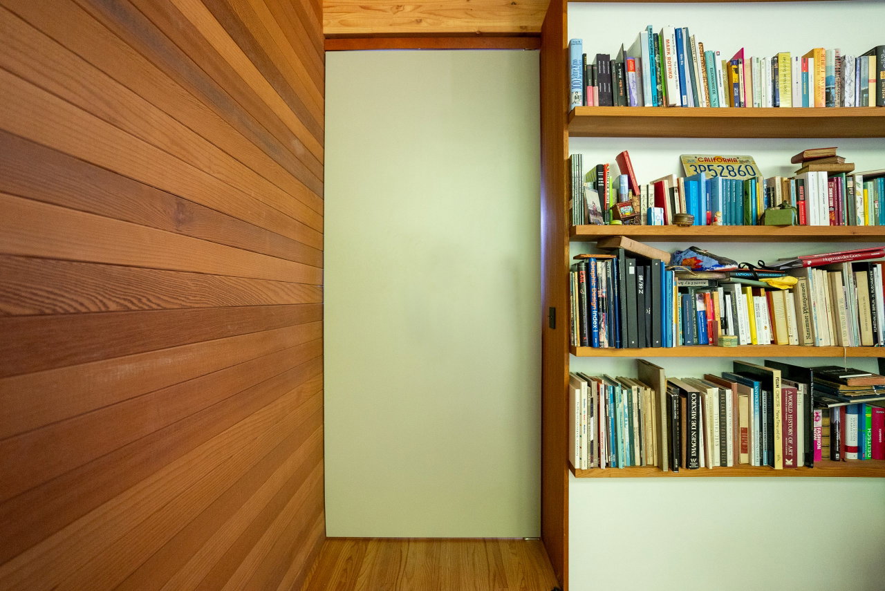 Wooden pivot door in a private home in Berlin with FritsJurgens System M+ pivot hinge system inside