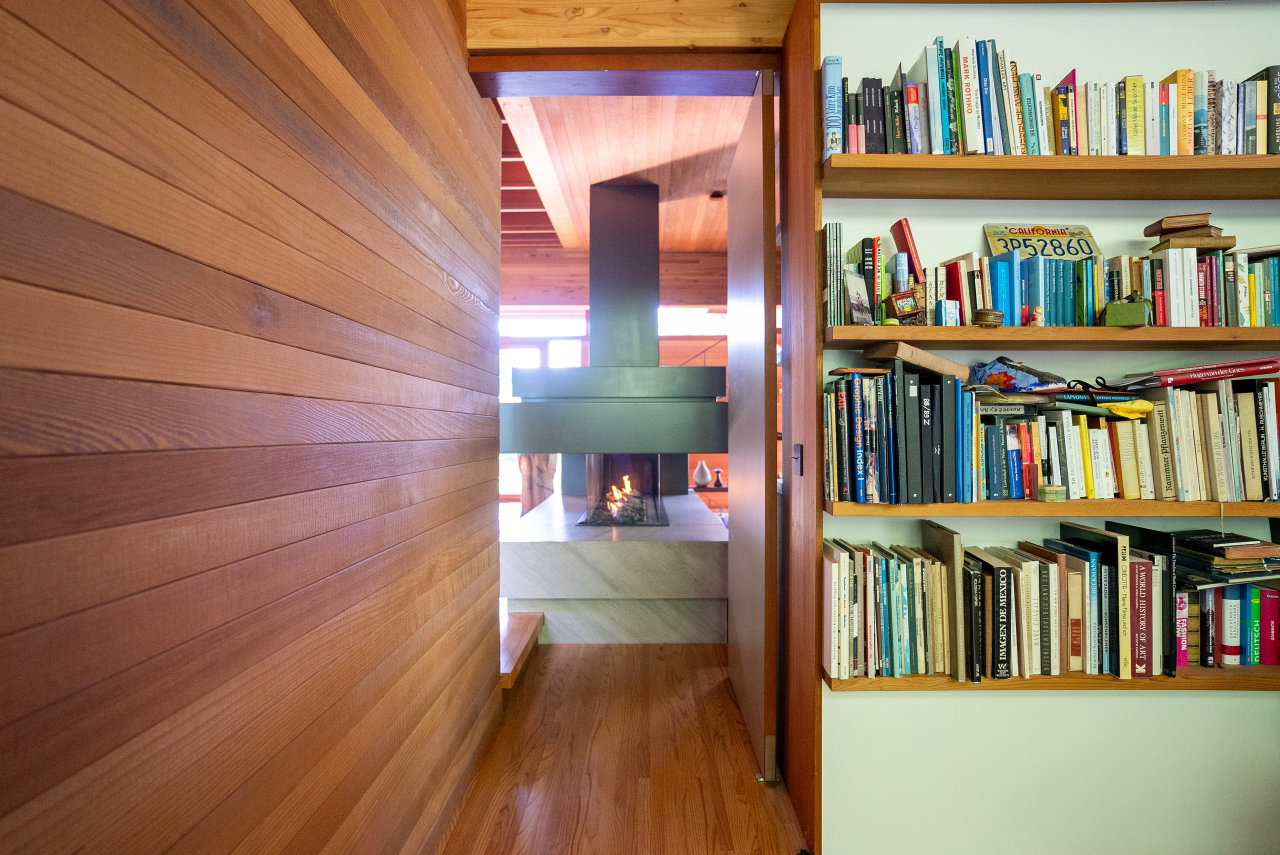 Wooden pivot door in a private home in Berlin with FritsJurgens System M+ pivot hinge system inside