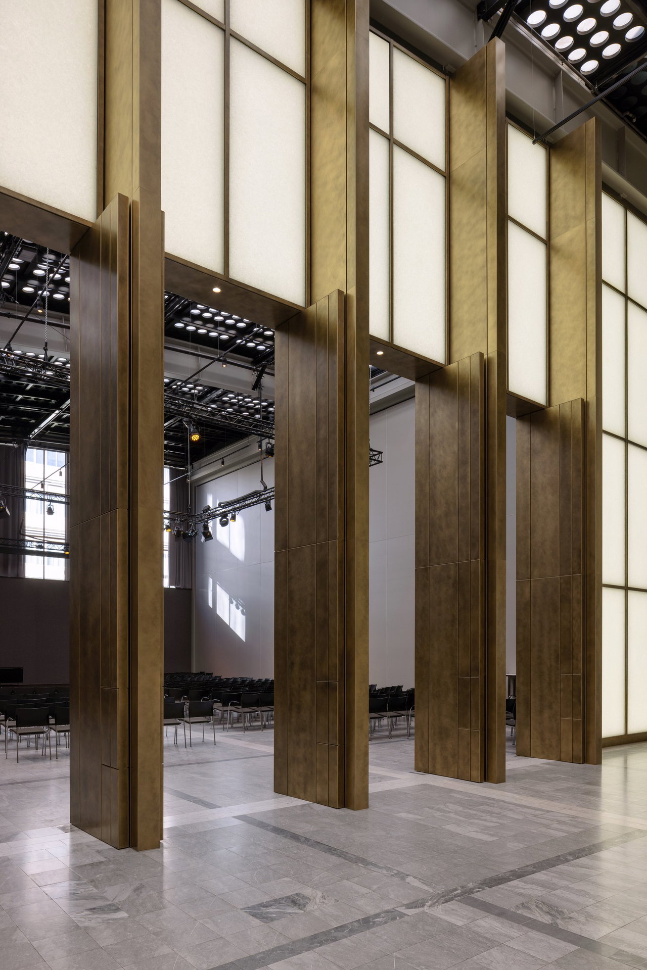 Steel pivot door in an office in Rotterdam with FritsJurgens System M+ pivot hinge system inside