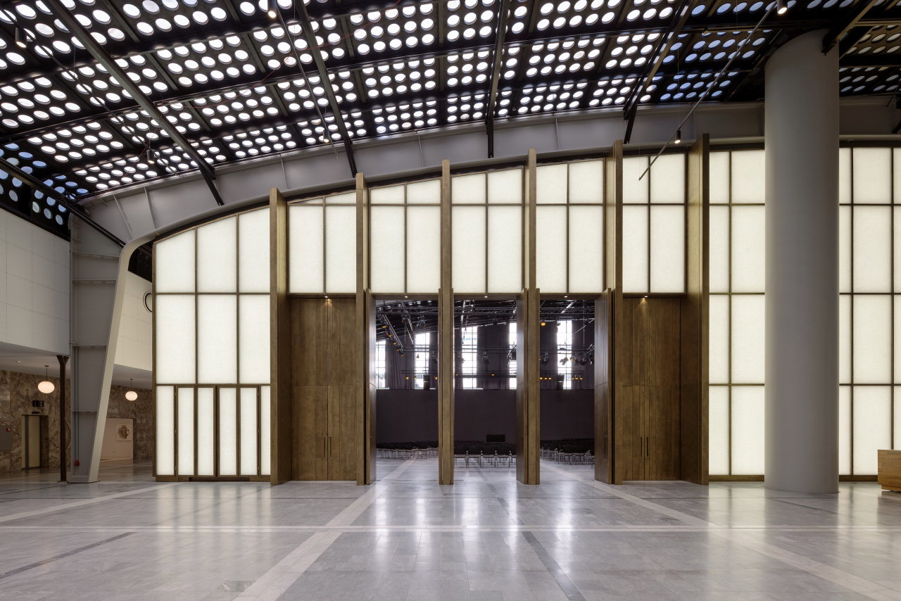 Steel pivot door in an office in Rotterdam with FritsJurgens System M+ pivot hinge system inside