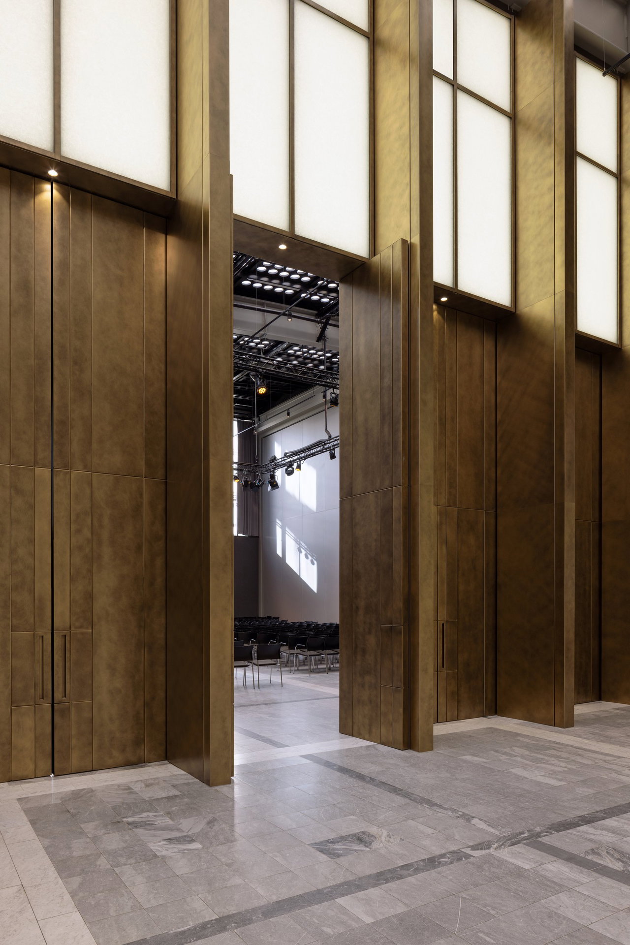 Steel pivot door in an office in Rotterdam with FritsJurgens System M+ pivot hinge system inside