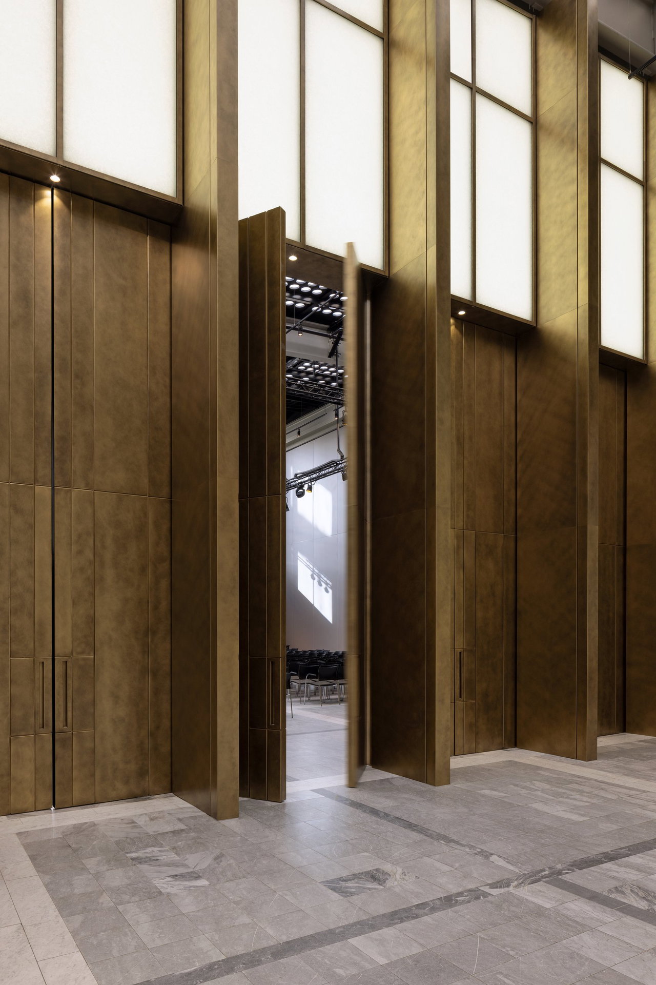 Steel pivot door in an office in Rotterdam with FritsJurgens System M+ pivot hinge system inside