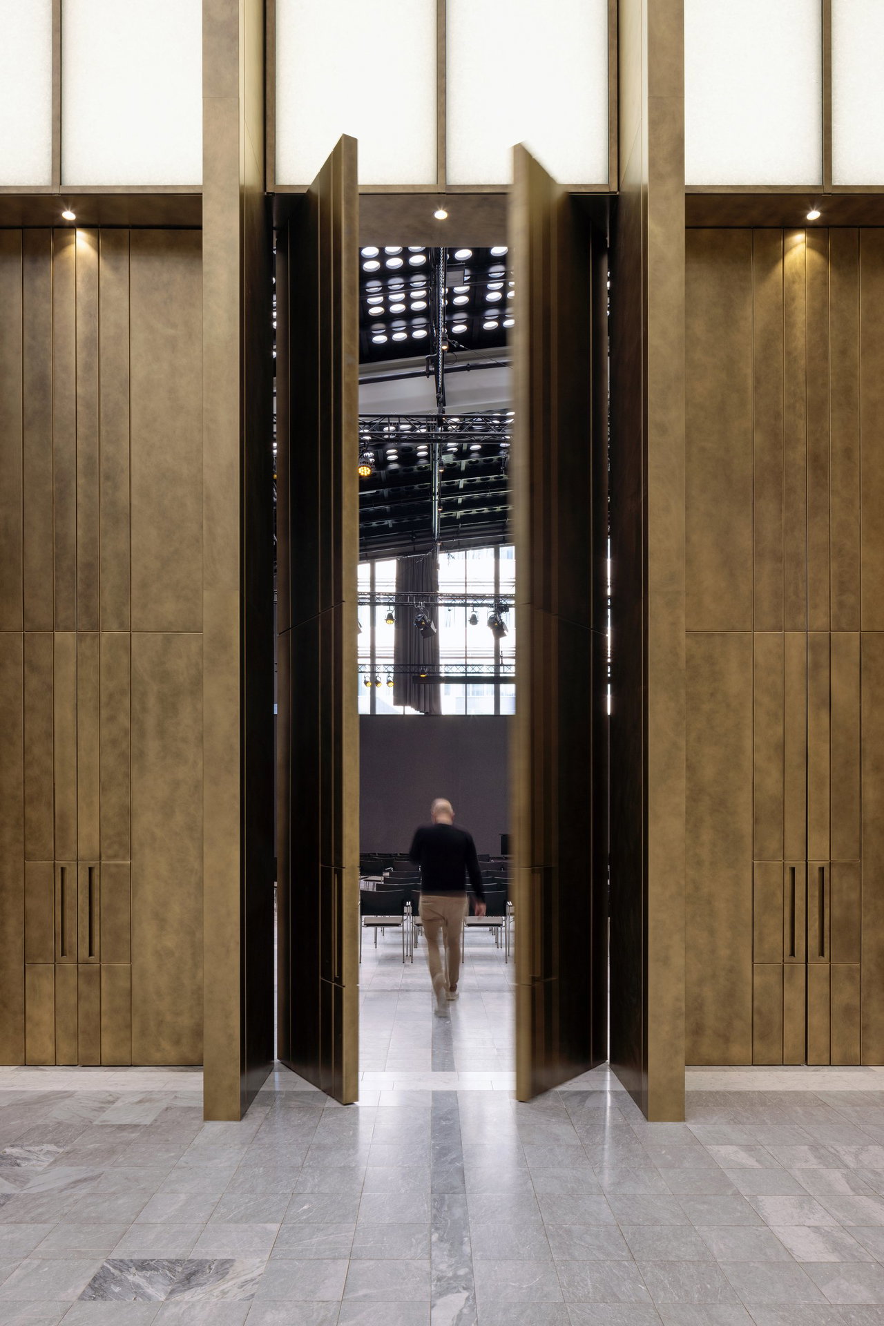 Steel pivot door in an office in Rotterdam with FritsJurgens System M+ pivot hinge system inside