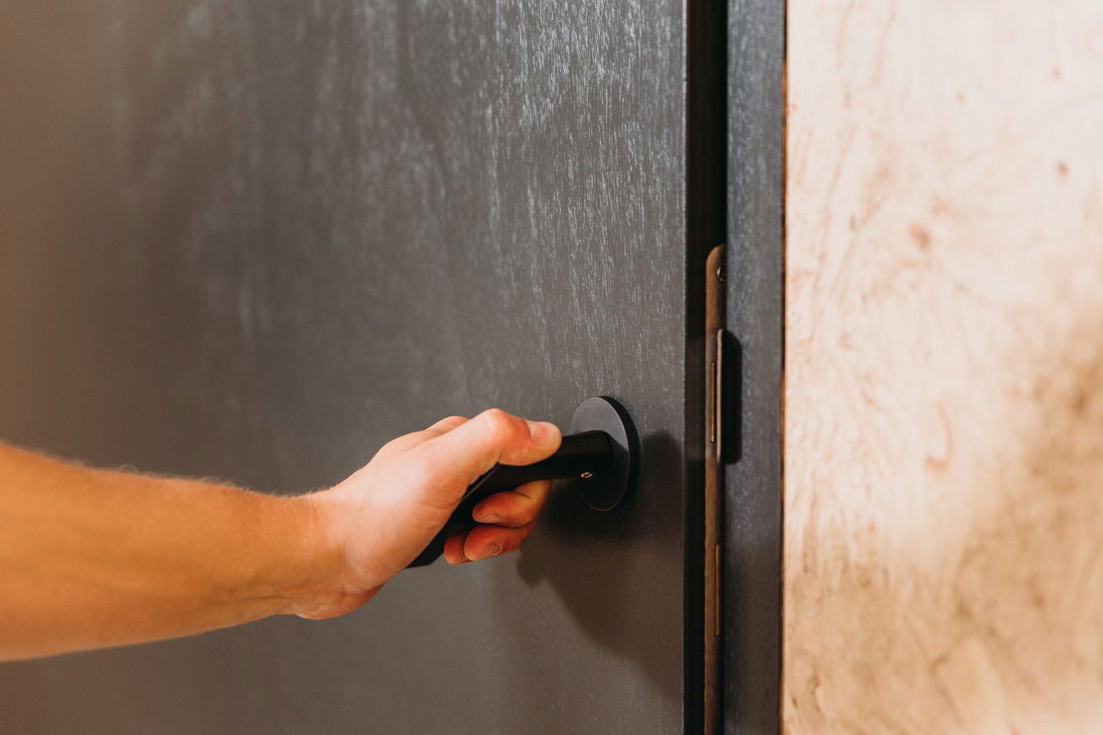 Pivot-door-installation---Latch-Control.jpg