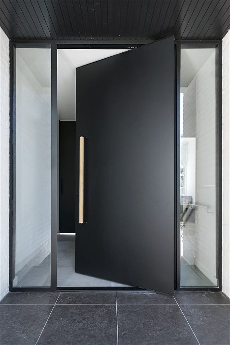 Puerta pivotante exterior en color negro - FritsJurgens