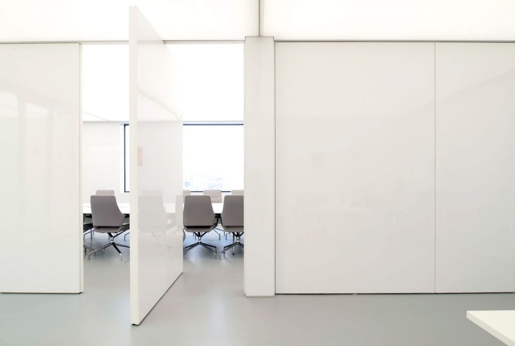 Puerta sin marco en espacio de oficina FritsJurgens