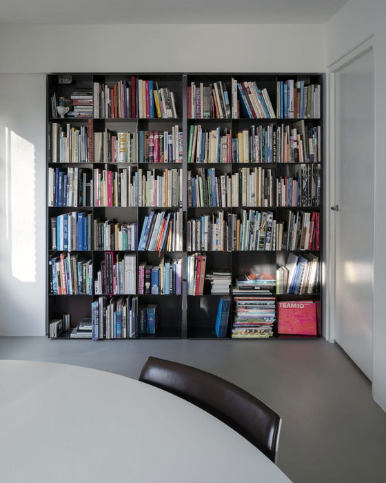 Secret bookcase with FritsJurgens pivot hinge system - Closed