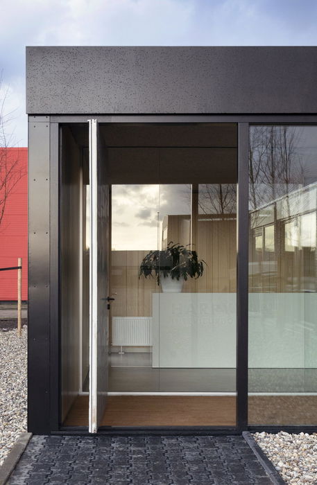 Exterior pivot door with FritsJurgens Inside