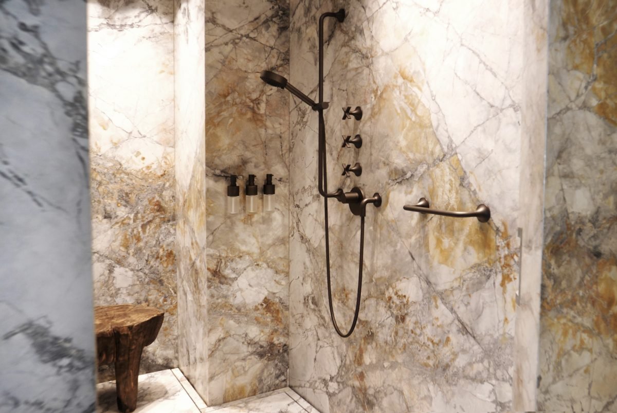 Pivoting marble door - bathroom - FritsJurgens