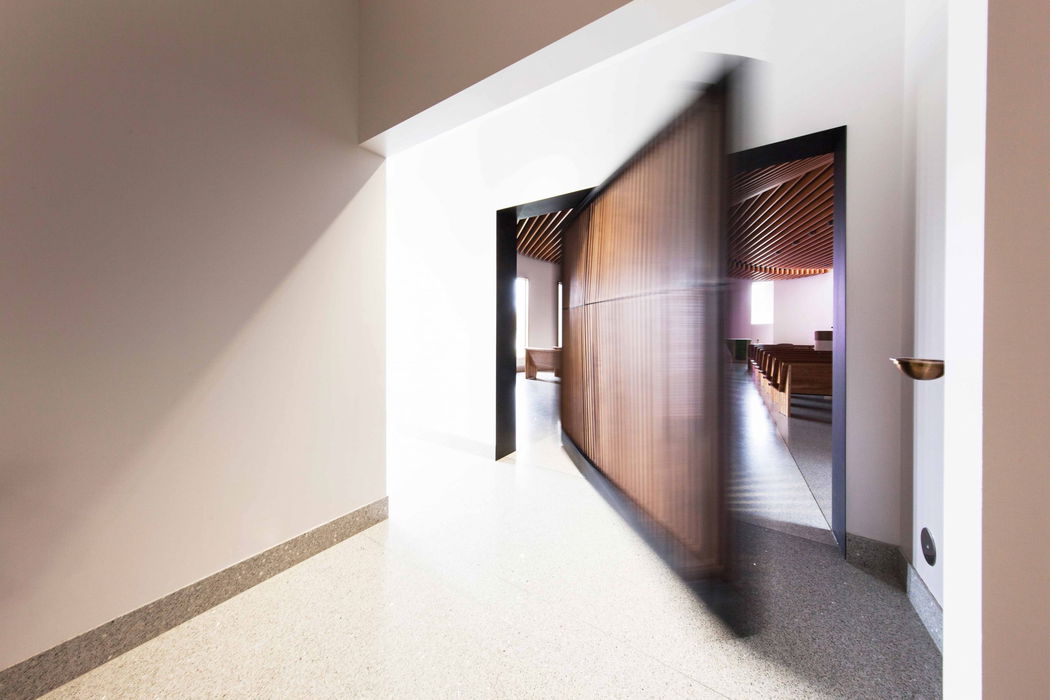 Pivoting oversized door in St. Mary Chapel - FritsJurgens pivot hinges Inside