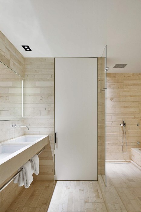 Frameless pivot door in hotel bathroom – FritsJurgens pivot hinges Inside