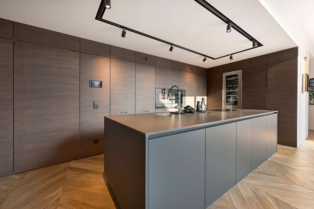 Frameless pivot door of wood in kitchen – FritsJurgens pivot hinges Inside 2