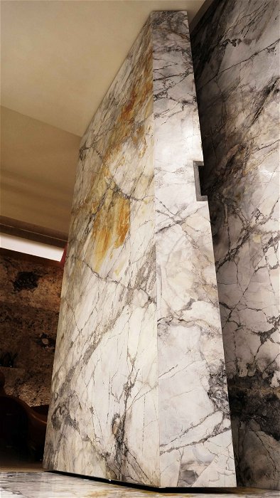 Grande porte en marbre dans une salle de bain en marbre Suisse – Exceptis Interior Design – System M