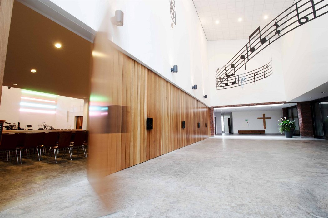 Line of frameless pivot doors in church – FritsJurgens pivot hinges Inside