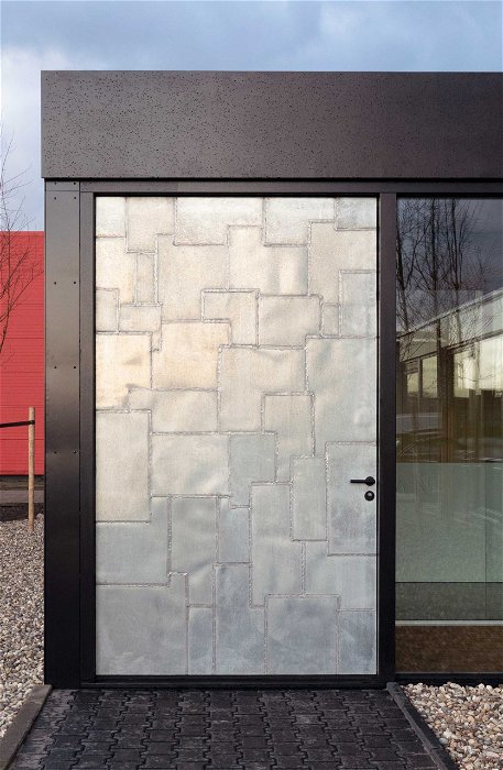 Porte in acciaio grigio con dettagli geometrici 2 - FritsJurgens