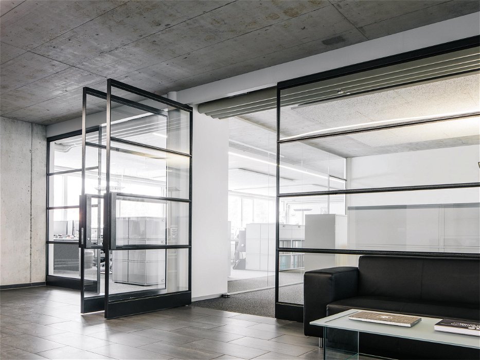 Stalen taatsdeuren met industriële look in kantoorpand - FritsJurgens