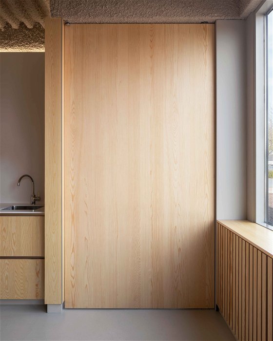 Porta a bilico in legno naturale – cerniere pivot FritsJurgens Inside
