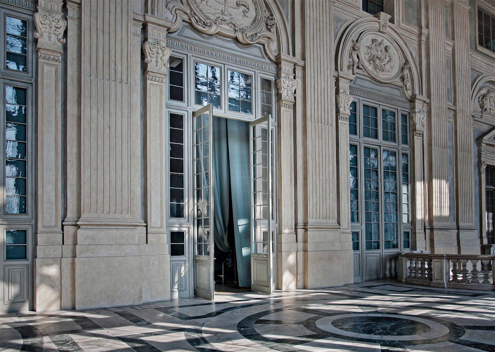 Portes pivotantes en bois - charnières invisibles de FritsJurgens Palazzo Madamme.