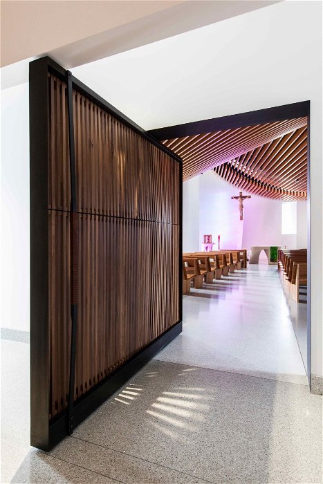 Puerta pivotante de acero y madera en un templo– FritsJurgens pivot hinges Inside